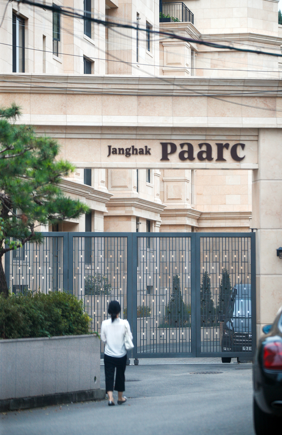 The entrance to the gated apartment complex Paarc in Hannam, central Seoul, on Monday. A 268.67 square-meter (2,892 square-foot) Paarc apartment was sold for 10.8 billion won ($9 million) on Sept. 9, a new record for the high-end complex. Despite the government effort to cool off the real estate market, including attempts to limit loans, apartment prices continue to rise. [NEWS1]
