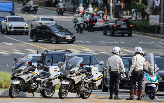 With an increase in motorcycle accidents amid the growing number of food deliveries during the Covid-19 pandemic, traffic police officers in Mapo District, western Seoul, on Tuesday are cracking down on motorcycle riders’ traffic violations following the newly established traffic measures for two-wheeled vehicles by the Seoul Metropolitan Police Agency. According to the new measures, traffic police officers will more closely monitor risk factors that lead to traffic accidents involving motorcycles for the next three months. [YONHAP]