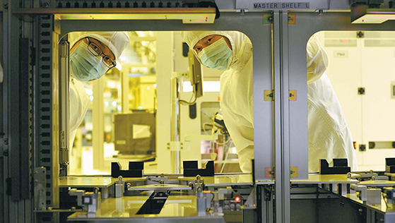 Semiconductor manufacturing plant in Icheon, Gyeonggi. Despite Japanese restrictions on the exporting of key materials used in semiconductor and display manufacturing since July 2019, Korea's imports of the materials have not declined significantly. [SK HYNIX]