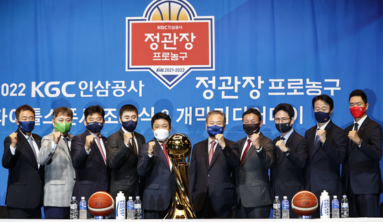 The managers of the 10 KBL clubs pose for a picture at a media day hosted by Anyang KGC Ginseng Corporation at the JW Marriott Hotel in southern Seoul on Thursday . [YONHAP]