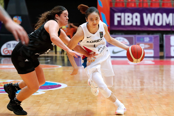 Korea's point guard Shin Ji-hyun, right, drives against New Zealand's shooting guard Chevannah Paalvast during the 2021 FIBA Women's Asia Cup Group A basketball match between Korea and New Zealand in Amman, Jordan on Sep. 27. [AFP/YONHAP]