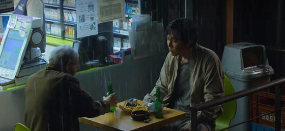 Characters in "Squid Game" drink soju with Samyang Food's Samyang Ramen. [SCREEN CAPTURE]