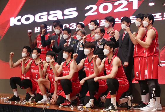 Daegu Kogas Pegasus staff and players pose for a photo at the inauguration of the new professional basketball team on Monday. [NEWS1]