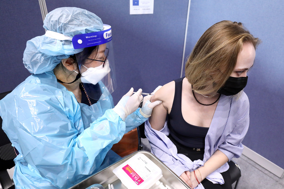 An international student at Keimyung University receives a Covid-19 vaccine at a vaccination center in Daegu. [NEWS1]