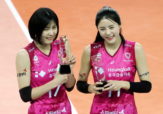 Lee Jae-young and Lee Da-young collect awards after winning the All-Star fan vote ahead of a match between the Heungkuk Life Insurance Pink Spiders and Seoul GS Caltex KIXX Volleyball Team on Jan. 26. [YONHAP]