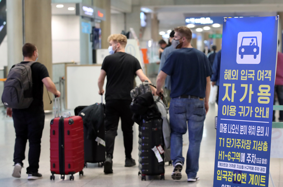 Overseas travelers arrive at Incheon International Airport on Wednesday. Visitors who have been given quarantine exemption certificates to enter Korea can have their overseas vaccinations recognized to take advantage of incentives, such as gathering in public in larger numbers, from Thursday, alongside United States Forces Korea personnel and diplomats and their families. [YONHAP]