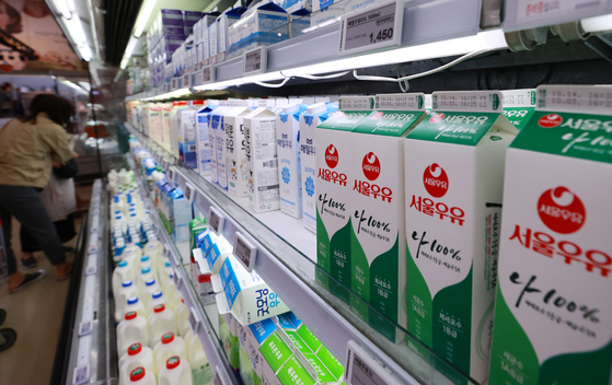 Milk sold at a discount mart in Seoul on Wednesday. Fuel and grocery prices contributed the most in driving up overall consumer price in September. [YONHAP]