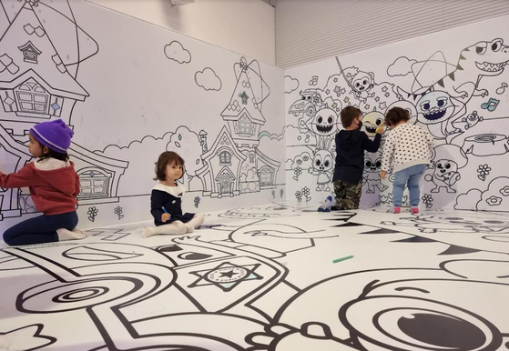 Children play in front of a Baby Shark mural at the Pinkfong Wonderstar exhibition at Korean Cultural Center (KCC) in Sao Paulo, Brazil, on Tuesday. The exhibition was hosted by KCC in celebration of Children's Day, which falls on Oct. 12 in Brazil. [YONHAP]