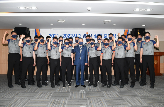 KBL president Kim Hee-ok and the 21 KBL referees pose for a picture at the referee’s ceremony on Thursday at KBL Center in southern Seoul. [KBL/YONHAP] 