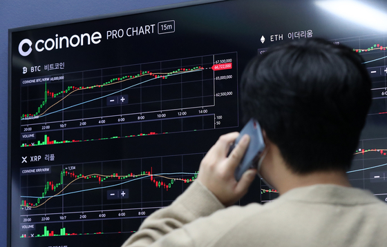 A board at Coinone, a cryptocurrency exchange operator, in Yongsan, central Seoul on Thursday shows the price of bitcoin rising. According to Bithumb, another cryptocurrency exchange operator, the price of bitcoin in Korea rose 7.89 percent on Thursday to 66.3 million won ($55,700). It is the first time that bitcoin has traded above 66 million won since May 13. [YONHAP]
