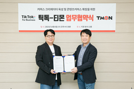 Tmon CEO Joey Chang, right, and Kim Seung-yeon, TikTok Korea Global Business Solution General Manager, pose at the signing of the two companies’ partnership at Tmon’s headquarters in southern Seoul on Wednesday. [TMON]