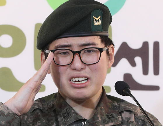 The late Sgt. Byun Hee-soo, a transgender soldier, held a press conference at the Army Human Rights Center in Mapo District, western Seoul, last year and told the public that she had been discharged from the Army because of her gender reassignment surgery and asked the Army to repeal its decision. [YONHAP]