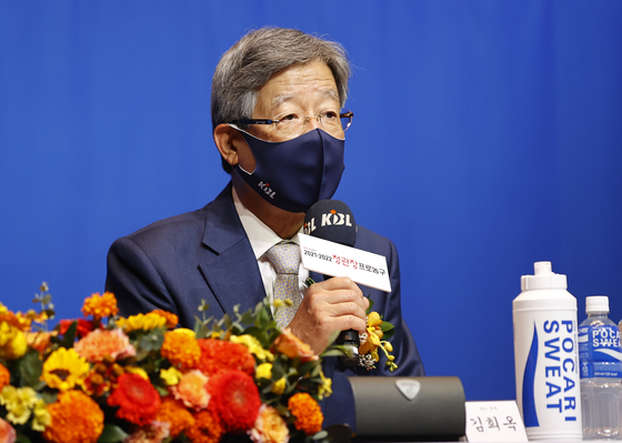 KBL president Kim Hee-ok speaks at a media day hosted by Anyang KGC Ginseng Corporation at the JW Marriott Hotel in southern Seoul on Sept. 30. [YONHAP]