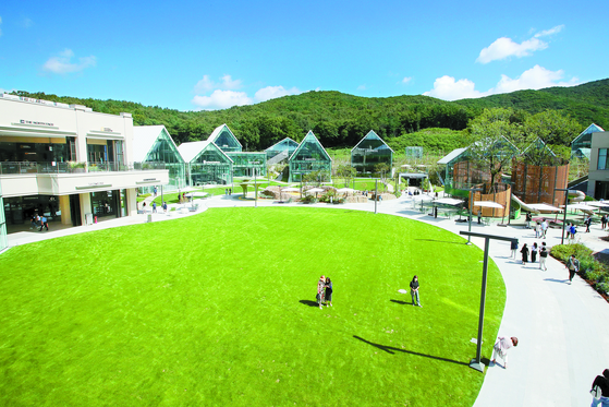 Grass square at Lotte Shopping’s premium outlet named Time Villas in Uiwang, Gyeonggi on Sept. 8 [JOONGANG PHOTO] 