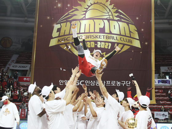 Anyang KGC celebrates after winning the Korean Basketball League championship title against regular season champion Jeonju KCC Egis May 9th. [YONHAP]