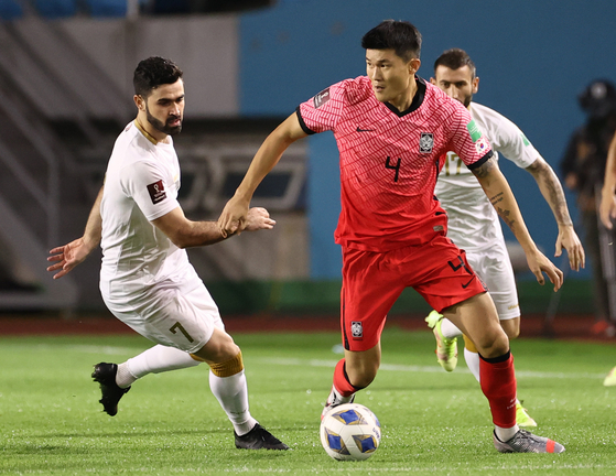 Kim Min-jae dribbles past Syria at the third round of qualifiers for the 2022 Qatar World Cup at Ansan Wa Stadium in Ansan, Gyeonggi on Thursday. [YONHAP]