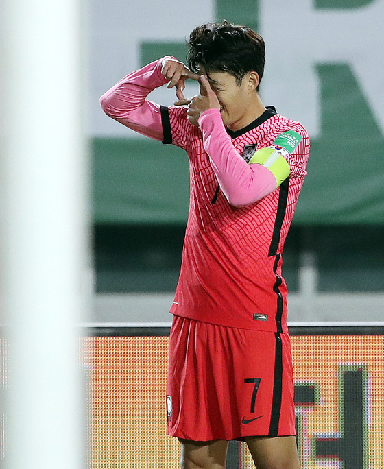 Son Heung-min celebrates scoring Korea's winning goal against Syria at the third round of qualifiers for the 2022 Qatar World Cup at Ansan Wa Stadium in Ansan, Gyeonggi on Thursday. [NEWS1] 