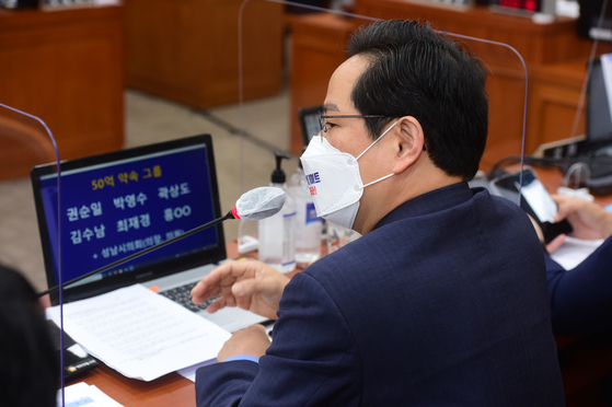 People Power Party lawmaker Park Soo-yong at an audit of the Strategy and Finance Committee at the National Assembly in Yeouido, Seoul, on Wednesday. [NEWS1]