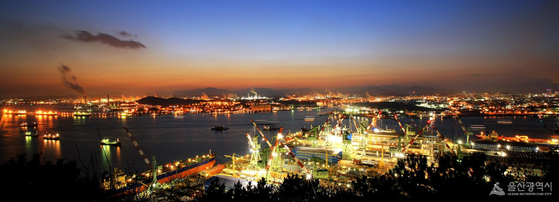 A night view of an petrochemical industrial complex in Ulsan [ULSAN CITY GOVERNMENT]