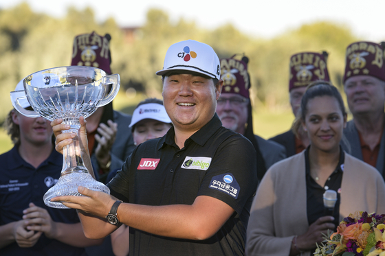 Im Sung-jae celebrates his win at the Shriners Children's Open on Sunday, October 10th, at the TPC Summerlin in Las Vegas.  I card 24 under par to win with four strokes. [AP/YONHAP]