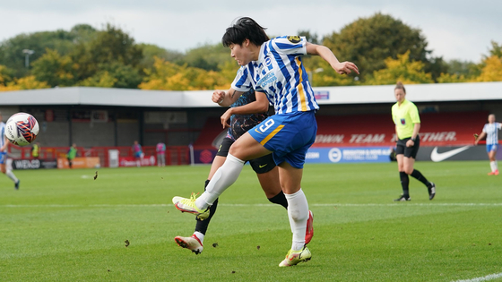 Lee Geum-min of Brighton & Hove Albion WFC shoots during a game against Tottenham Hotspur Women at Broadfield Stadium in Crawley, England on Sunday. Lee scored the opening goal in the 2-1 win as she faced off against Korean national team teammate Cho So-hyun for the first time this season. [SCREEN CAPTURE]