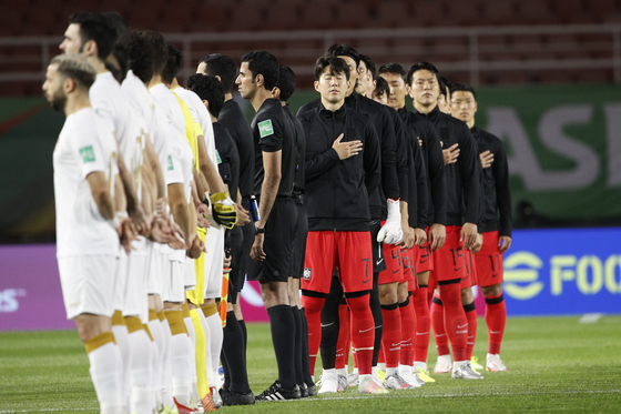 Captain Son Heung-min and the Korean national football team stand for the national anthem before a game against Syria at Ansan Wa Stadium in Ansan, Gyeonggi on Oct. 7. [NEWS1]