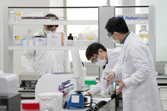 SK Bioscience researchers conduct tests to develop a Covid-19 vaccine at the company's lab in Seongnam, Gyeonggi. [YONHAP]