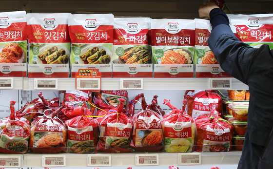 Packaged kimchi is sold at a major discount mart in Seoul on Tuesday. According to the Korea Customs Service on Tuesday, kimchi is likely to enjoy a trade surplus by the end of this year. Kimchi exports rose 13.8 percent year-on-year to $111.5 million in the first eight months of this year. Imports during the same period shrunk 9.7 percent to $86 million. [YONHAP]
