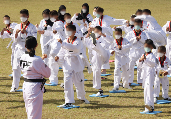 Children of Afghan "special contributors" evacuated from Kabul in August learn taekwondo at the National Human Resources Development Institute in Jincheon County, North Chungcheong, on Wednesday. [JOINT PRESS CORPS]