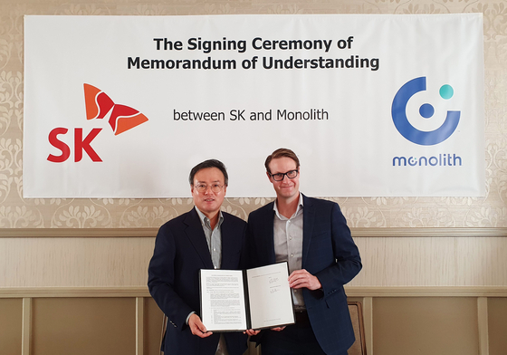 SK Inc. CEO Jang Dong-hyun, left and Monolith CEO Rob Hanson pose for a photo after signing a memorandum of understanding on establishing a joint venture. [SK INC.]