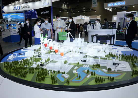 Visitors to the Net-Zero Expo held at Kintex in Ilsan, Gyeonggi take a look around the exhibition dedicated to Korea's progress toward achieving net zero carbon emissions by 2050. A total of 297 companies participated in the exhibition, setting up 1,183 booths. The exhibition is held through Oct. 15. [YONHAP]