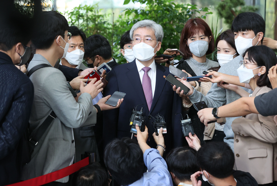 Financial Services Commission Chairman Koh Seung-beom surrounded by reporters while visiting an event in Yeouido, Seoul, on Thursday. [YONHAP] 