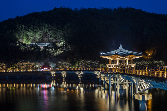Lights alongside Woryeong Bridge in Andong, North Gyeongsang, attract visitors looking for things to do after the sun sets. [KOREA TOURISM ORGANIZATION]