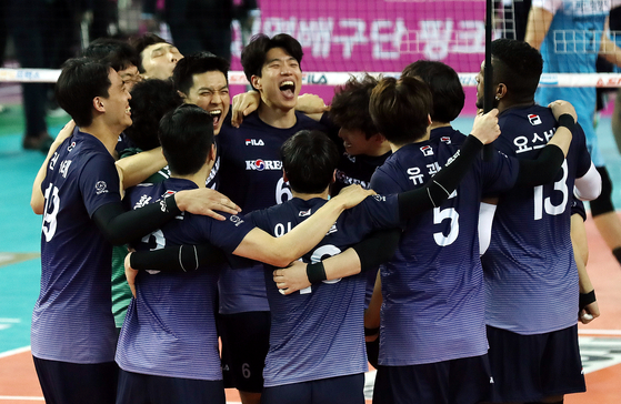 Incheon Korean Air Jumbos players celebrate after scoring the final point to win the championship series against the Seoul Woori Card Wibees at Gyeyang Arena in Incheon on April 17. [NEWS1]