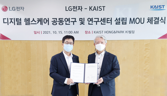 LG Electronics Chief Technology Officer Park Il-pyung, left, and Kaist's Vice President for Research Lee Sang-yup pose for a photo after signing a memorandum of understanding Friday. [LG ELECTRONICS]