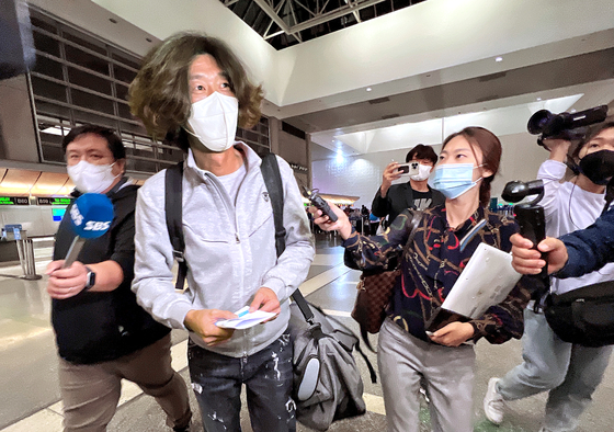 Lawyer Nam Wook, a central figure in the Daejang-dong land development scandal, speaks to reporters before boarding a flight to Seoul at Los Angeles International Airport on Saturday evening, local time. [KIM SANG-JIN]