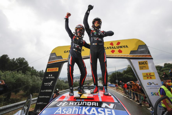 Rally driver Thierry Neuville, left, and co-driver Martijn Wydaeghe, both from the Hyundai World Rally Team, celebrate after winning the 11th Round of the World Rally Championship at Rally de España on Oct. 17. Hyundai's Dani Sordo and co-driver Candido Carrera ranked third. [YONHAP] 