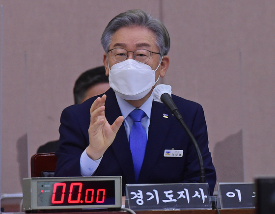 Gyeonggi Governor Lee Jae-myung speaks before the National Assembly's Public Administration and Security Committee at the Gyeonggi provincial government's office in Suwon, south of Seoul on Monday afternoon. [NEWS1]