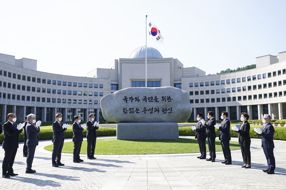 President Moon Jae-in, center left, National Intelligence Service (NIS) Director Park Jie-won, center right, and other government officials celebrate the installation of a stone inscribed with the new motto of the spy agency. [BLUE HOUSE]
