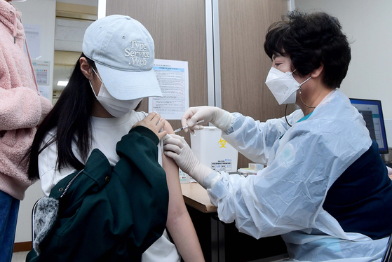 A student receives her first Covid-19 jab at Hongik Hospital in western Seoul as Covid-19 vaccinations for adolescents aged 16 and 17 began Monday. [YONHAP]