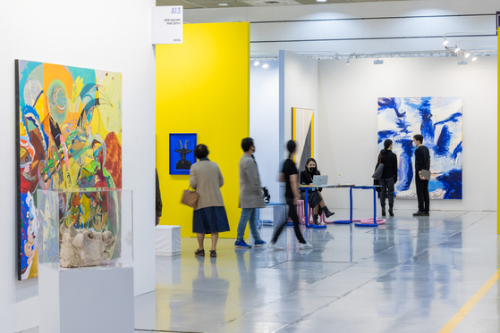 A view of the 2021 edition of the Kiaf Seoul art fair, which wrapped up on Sunday with record sales of 65 billion won ($54.8 million).  [KIAF SEOUL]