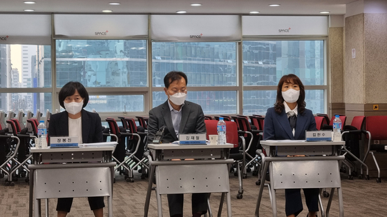 Officials from the Korea Communications Commission (KCC) speak during a meeting with local associations representing the start-up, mobile and gaming companies to hear their reviews on the ″Anti-Google" law on Tuesday at Gangnam, southern Seoul. [YOON SO-YEON]