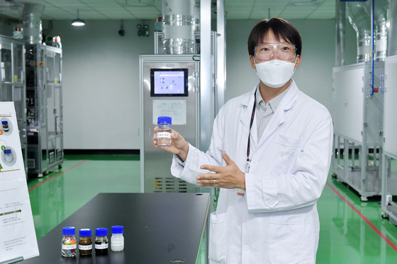 Lee Min-gyu at SK Innovation’s environmental science research center explains the company’s technology to remove impurities from pyrolysis oil during a press tour in Daejeon Monday morning. [SK GEO CENTRIC] 