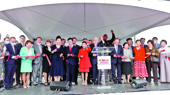 Maryland Gov. Larry Hogan, center, and Yumi Hogan, first Korean American first lady, celebrate the opening of the Korea Town in Ellicott City, Oct. 9. [LEE GWANG-JO]