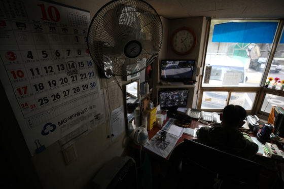 Security guard in his booth at an apartment complex in Seoul on Tuesday [YONHAP]