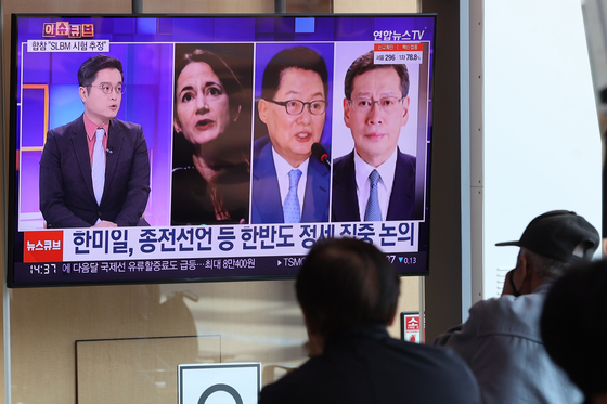 News broadcast at Seoul Station on Tuesday afternoon reports on the meeting among intelligence chiefs of Korea, Japan and the United States in Seoul earlier in the day. [YONHAP]