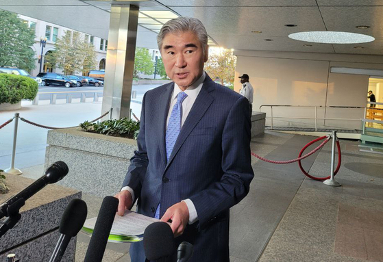 Sung Kim, the U.S. special representative for North Korea, speaks to reporters at the U.S. State Department in Washington Monday alongside South Korean top nuclear envoy Noh Kyu-duk after talks on Pyongyang issues. [NEWS1]