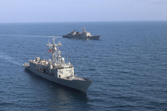 The Ministry of National Defense announced Tuesday that the Chungmugong Yi Sun-shin destroyer of the Korean Navy is taking part in a joint anti-piracy drill with the Victoria destroyer of the EU Navy in the Gulf of Aden and Arabian Sea. [DEFENSE MINISTRY]