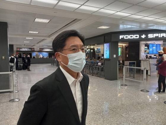 Korea's nuclear envoy Noh Kyu-duk at the Dulles airport on Saturday. Noh is scheduled for talks with his counterparts Sung Kim, U.S. nuclear envoy, and Funakoshi Takehiro, director-general for Asian and Oceanian affairs of Japanese Foreign Ministry, this week. [YONHAP]