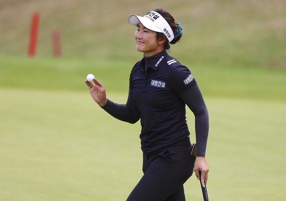 Su Oh of Australia waves to the crowd after putting out on the 18th green during the final round of the LPGA Cambia Portland Classic golf tournament in West Linn, Ore on Sept. 19. [AP/YONHAP]